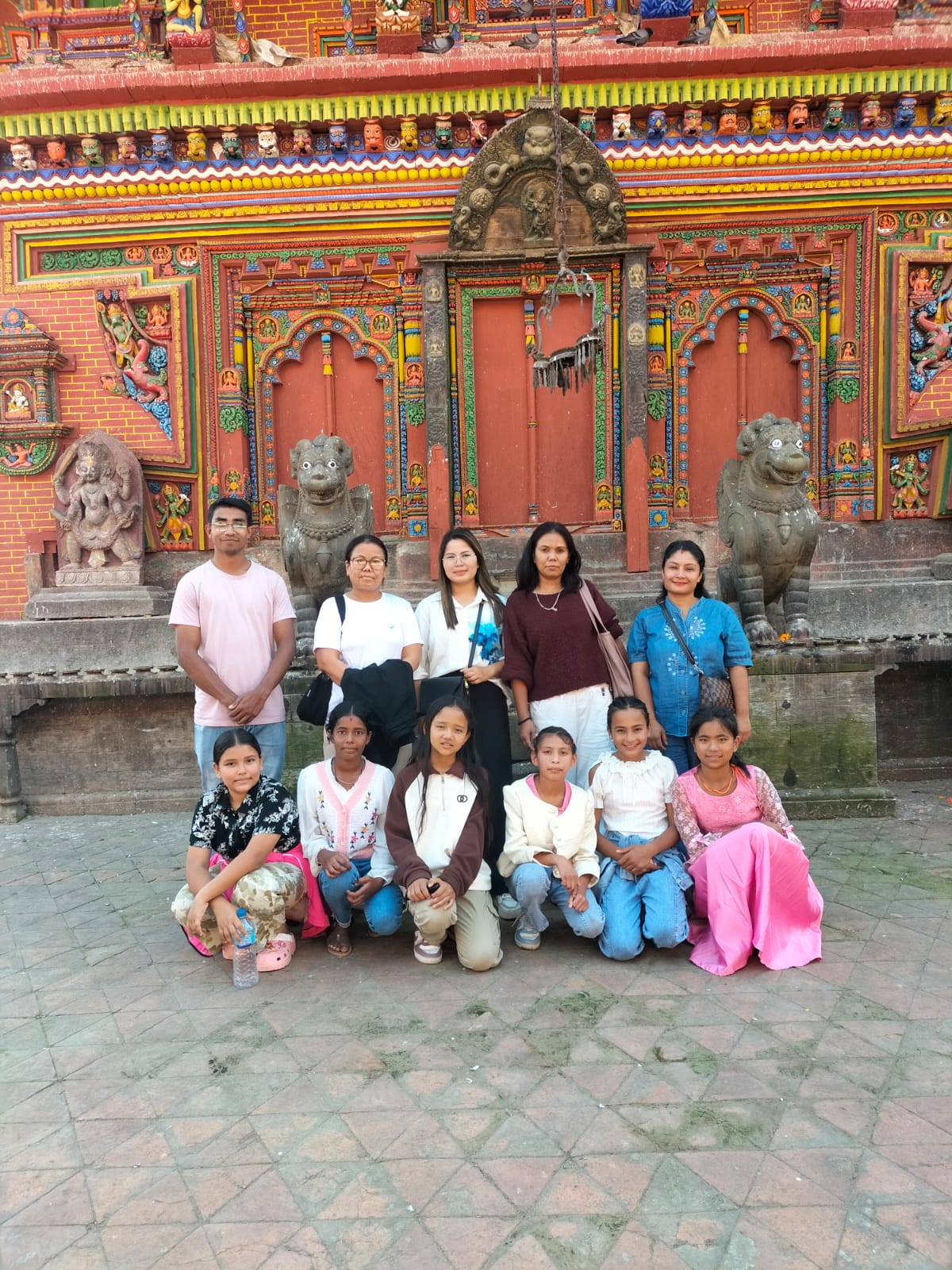 Group Picture of Samarpan Yuwa Sanjal members-volunteers with Children who are part of Samarpansys.org